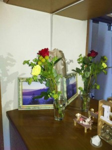 施主様に頂いたお花、早速玄関に飾らせて頂きました。 ありがとうございました。